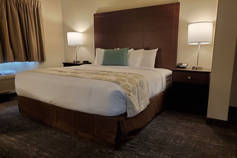 Cobblestone Suites Oshkosh — Guest room