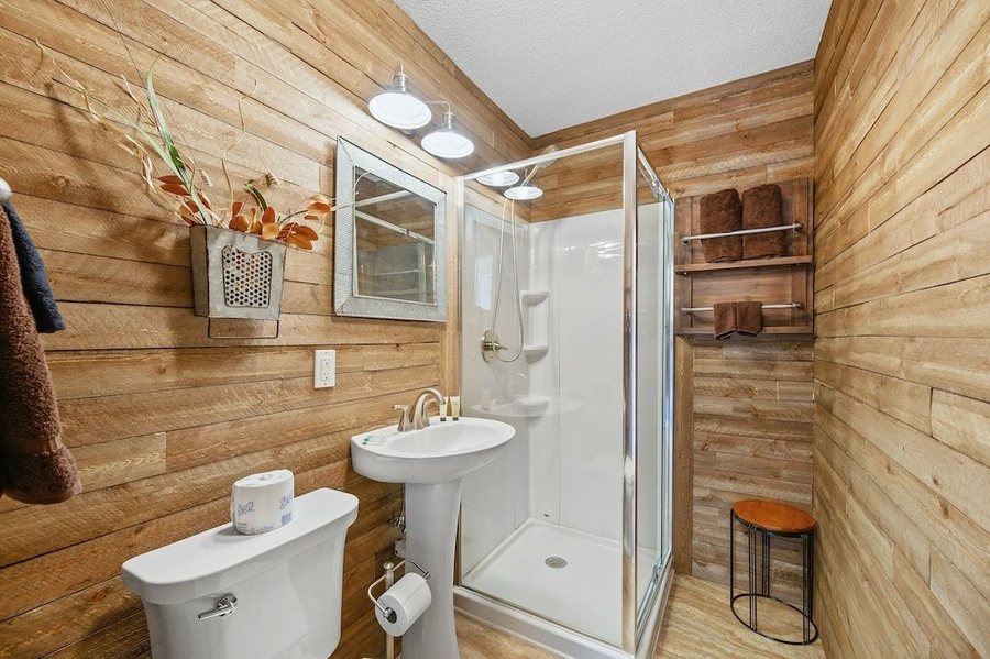 Cobbly Nob Rentals — Bathroom