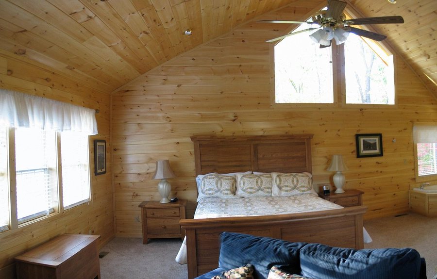 Cobbly Nob Rentals — Guest room