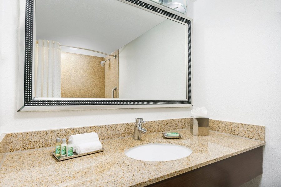 CoCo Key Omaha Hotel and Water Resort — Bathroom