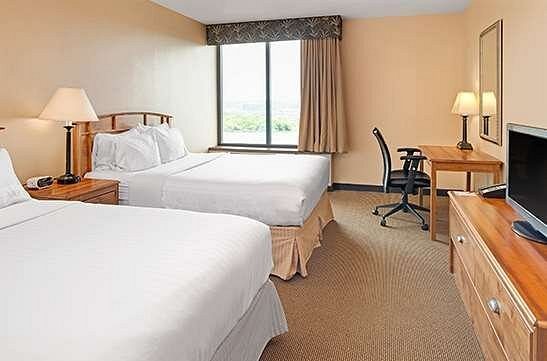 CoCo Key Omaha Hotel and Water Resort — Guest room