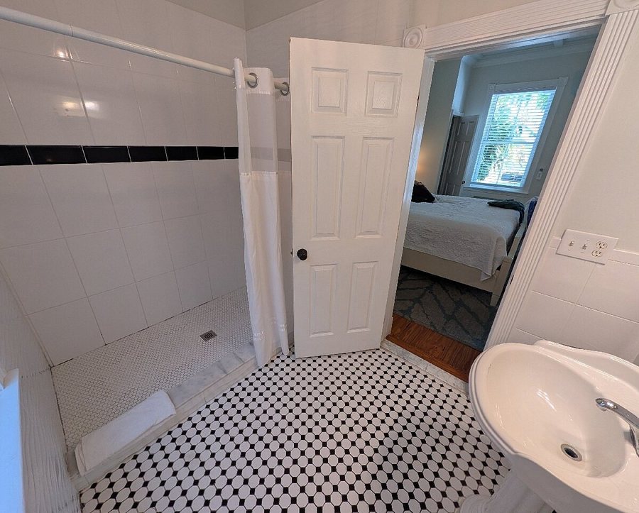 Coco Plum Inn — Bathroom