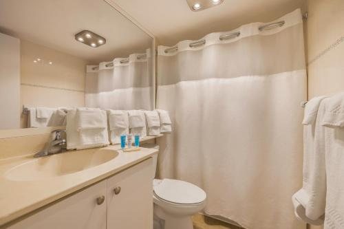 Coconut Bay Resort — Bathroom