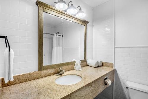 Coconut Cay Resort Marina — Bathroom