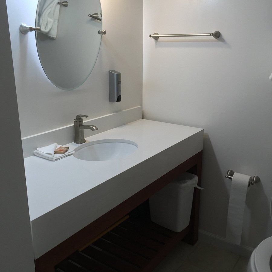 Coconut Mallory Resort And Marina — Bathroom