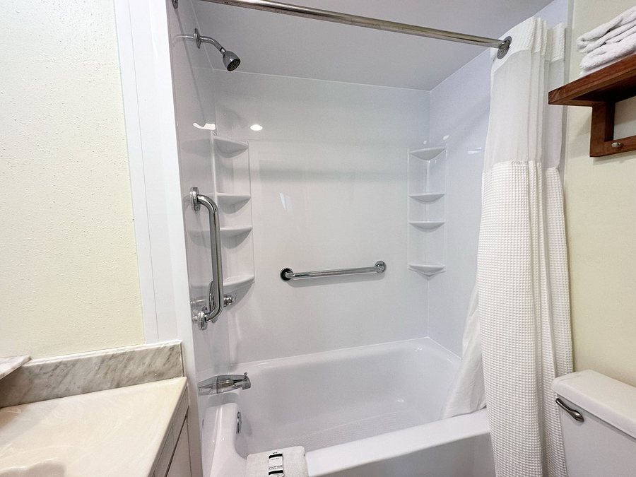 Cocoplum Beach Tennis Club Marina — Bathroom