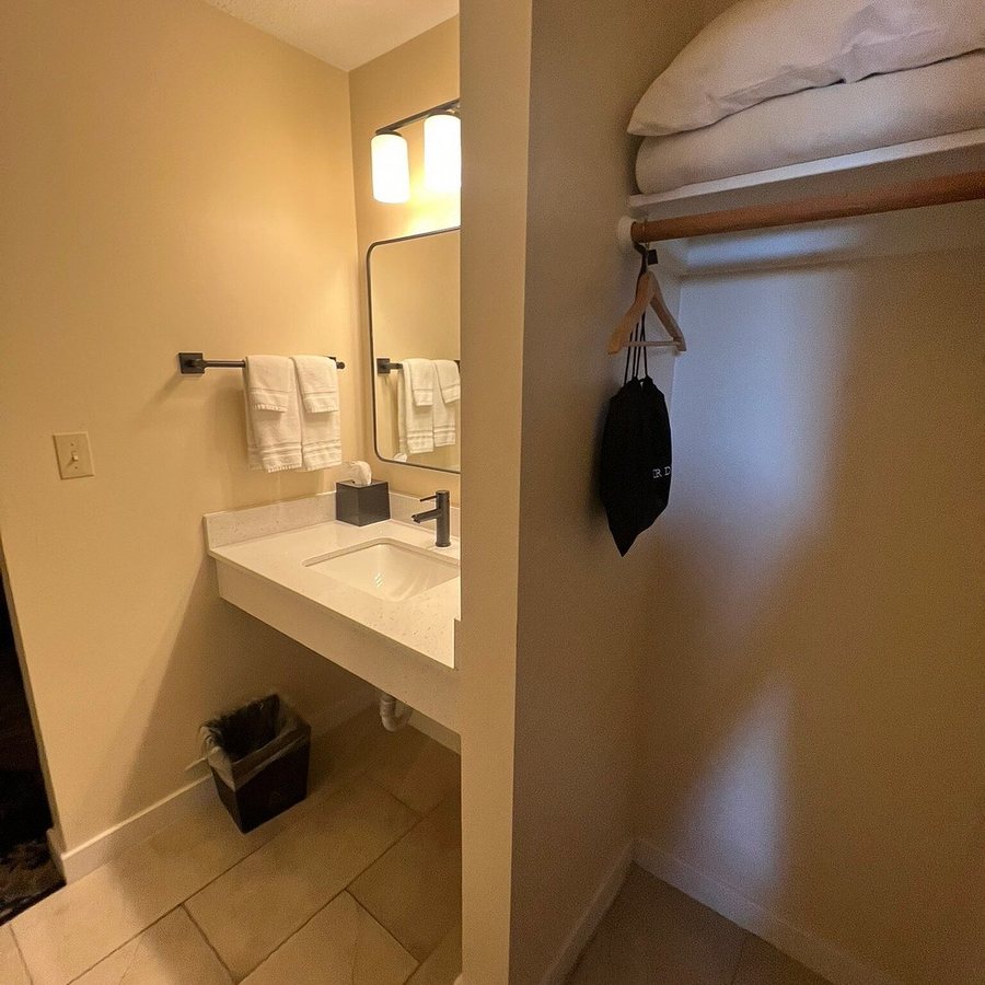 Cod Cove Inn BW Signature Collection Edgecomb Maine — Bathroom