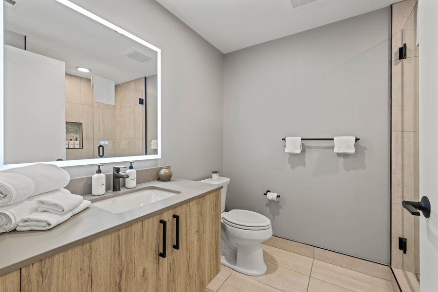 Coda On Half A Placemakr Experience Washington DC District of Columbia — Bathroom