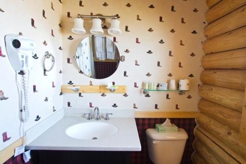 Cody Cowboy Village — Bathroom