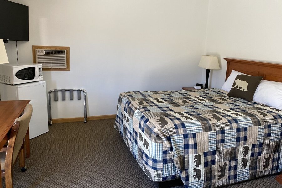 Cody Holiday Lodge — Guest room