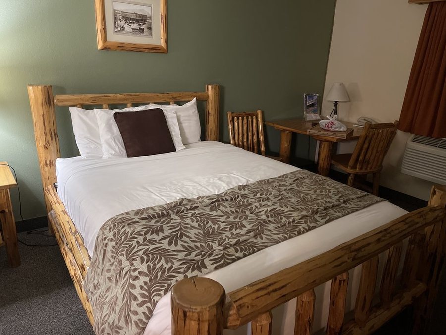 Cody Legacy Inn Suites — Guest room