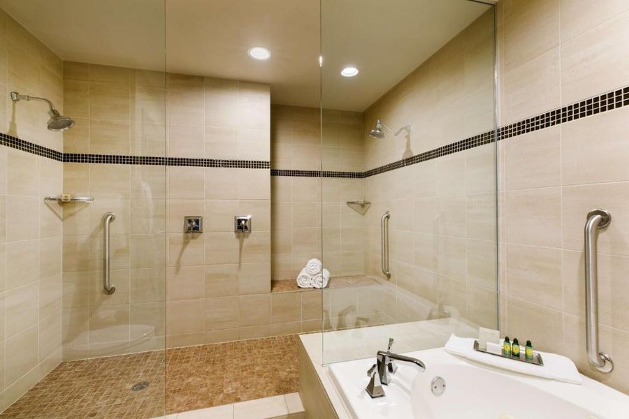 Colcord Hotel Oklahoma City Curio Collection by Hilton — Bathroom