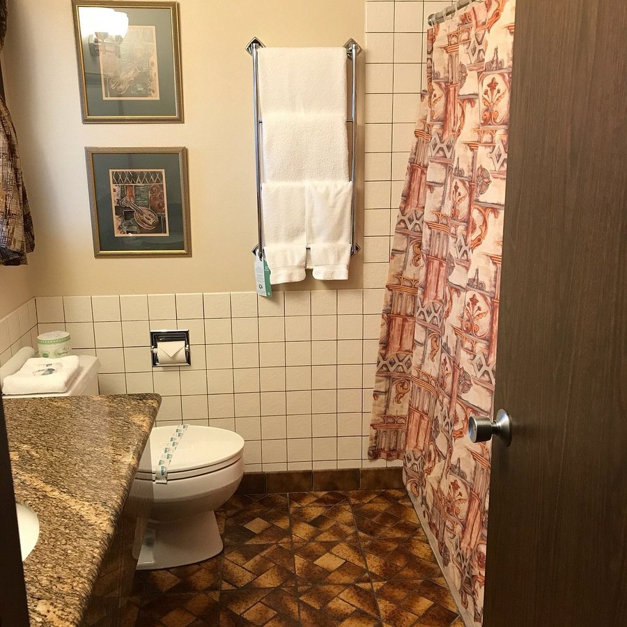 Colette s Bed and Breakfast Inn — Bathroom