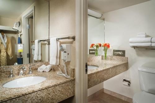 College Inn Hotel — Bathroom