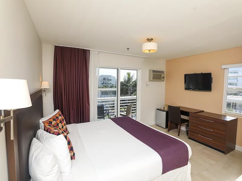 Collins Hotel — Guest room