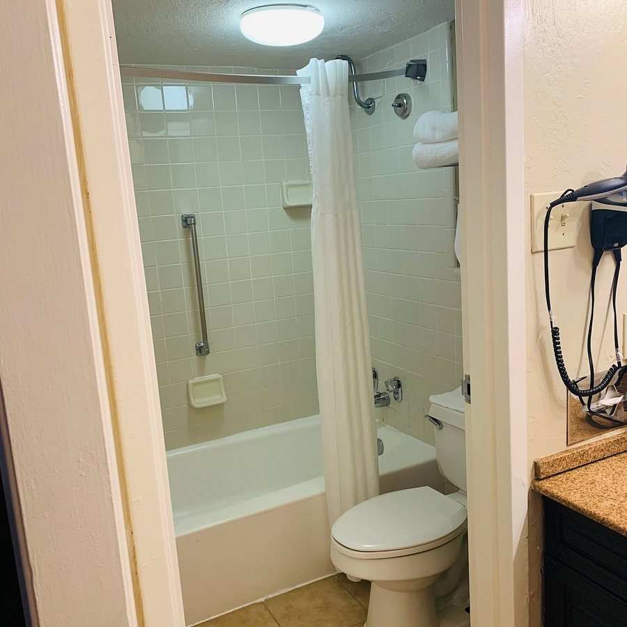 Collins Hotel — Bathroom