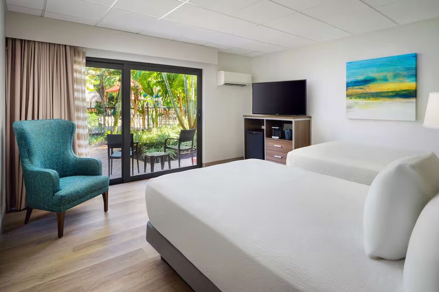Collins Hotel — Guest room