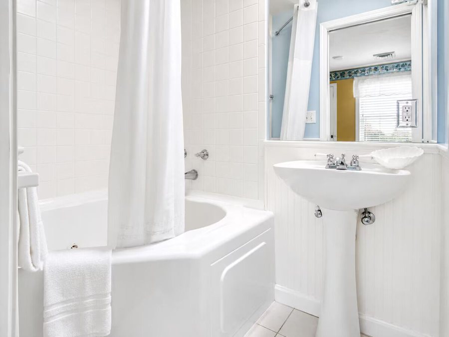Colonial Acres Resort — Bathroom
