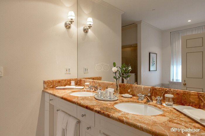 Colonial Capital Bed and Breakfast — Bathroom