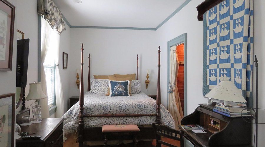 Colonial Capital Bed and Breakfast — Guest room