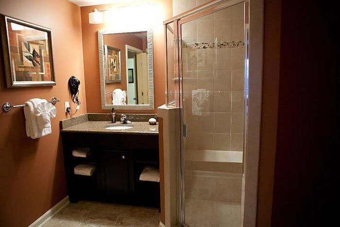 Colonial Gardens B B — Bathroom