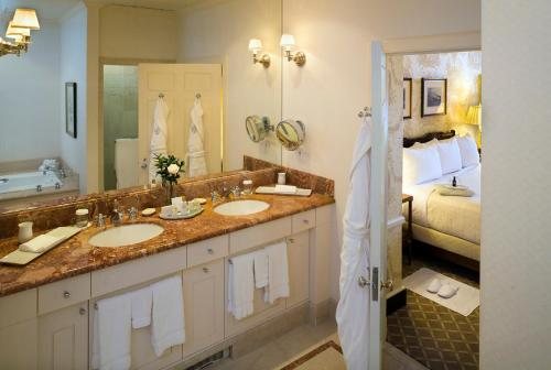 Colonial Houses An Official Colonial Williamsburg Hotel — Bathroom