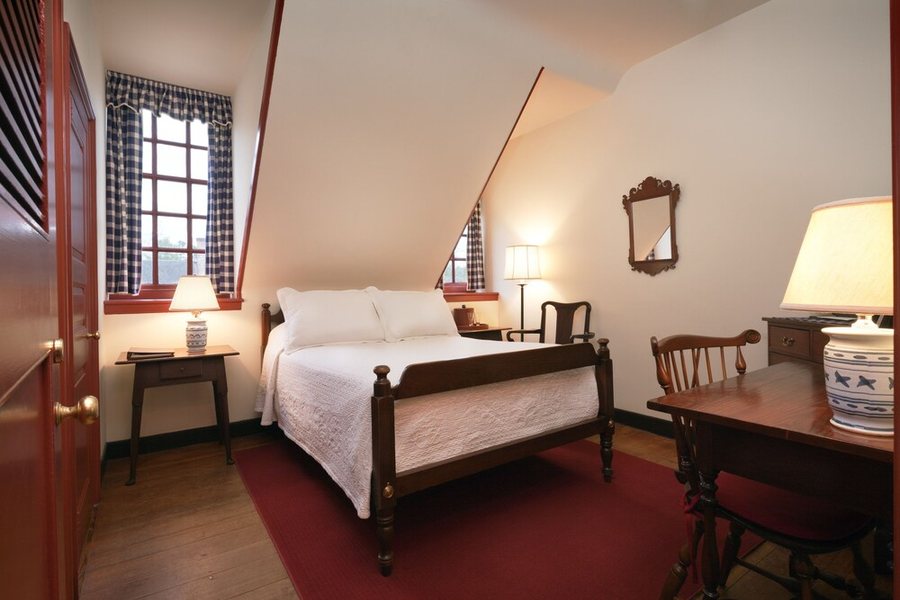Colonial Houses An Official Colonial Williamsburg Hotel — Guest room