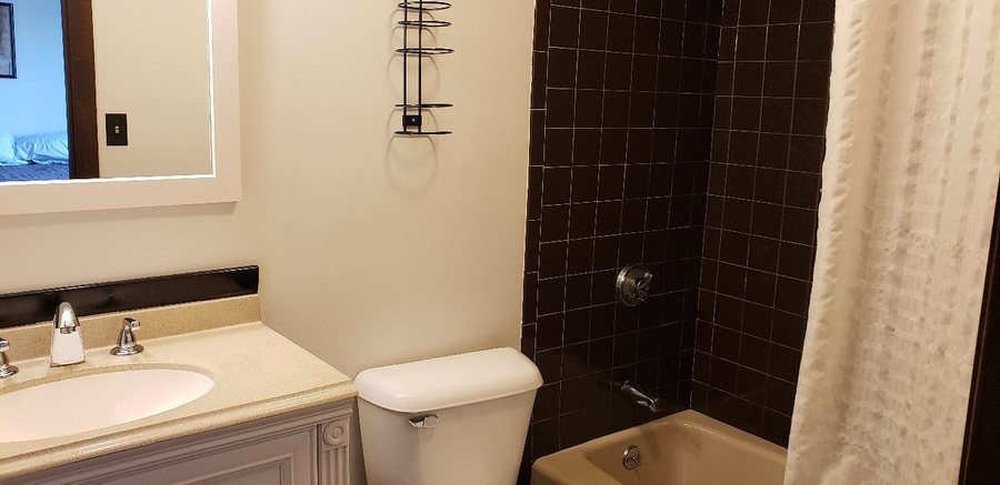 Colonial Inn Ellsworth — Bathroom