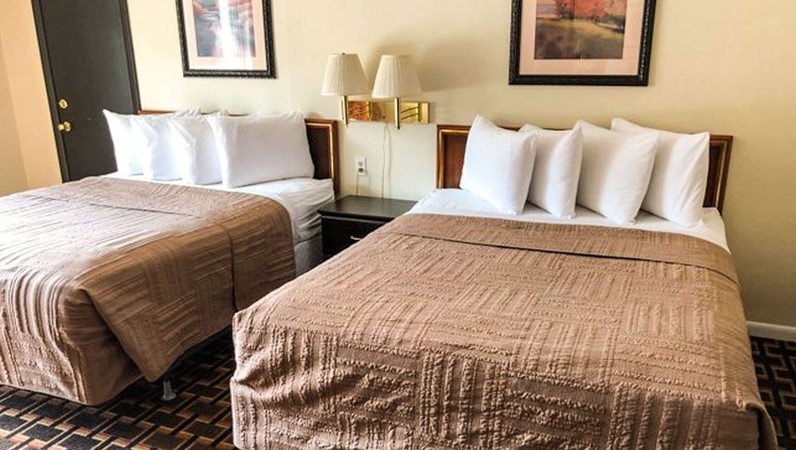 Colonial Inn Ellsworth — Guest room
