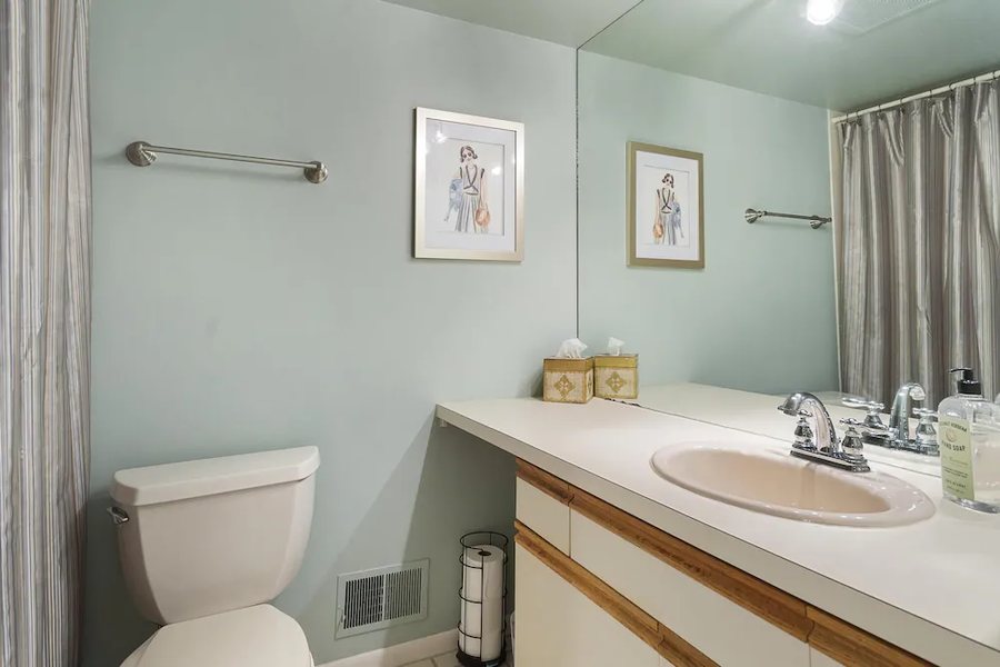 Colonial Inn — Bathroom