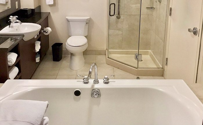 Colonial Motel and Spa — Bathroom