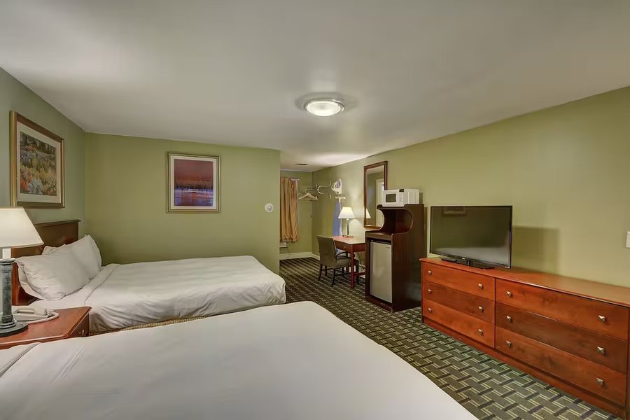 Colonial Motel and Spa — Guest room