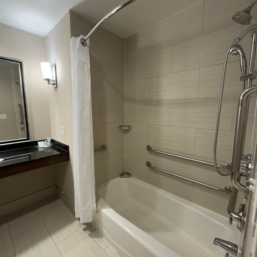 Colony Inn — Bathroom