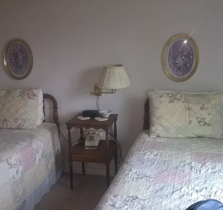 Colony Inn — Guest room