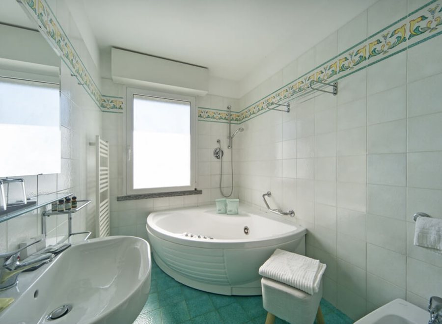 Color Ermitage Beach Family Hotel — Bathroom