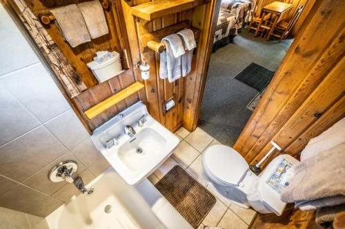 Colorado Bear Creek Cabins — Bathroom