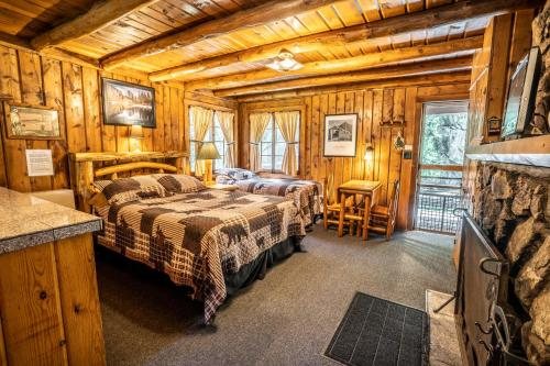 Colorado Bear Creek Cabins — Guest room