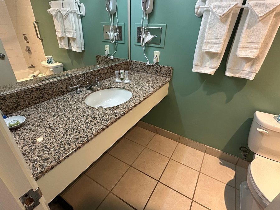 Colton Court Motor Inn — Bathroom