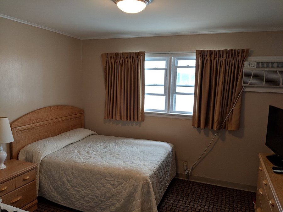 Colton Court Motor Inn — Guest room