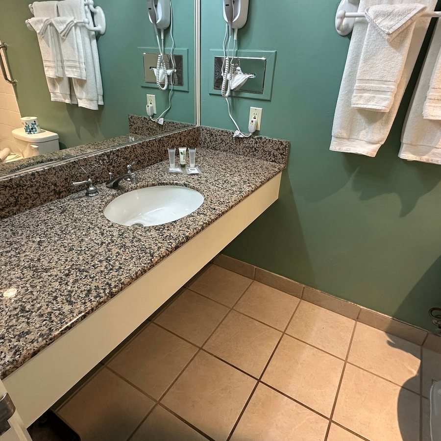 Colton Inn — Bathroom