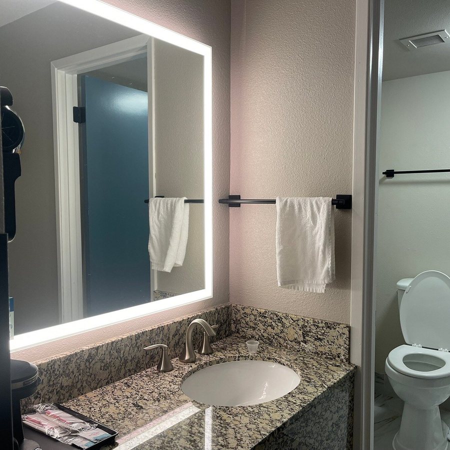 Columbia River Hotel Ascend Hotel Collection In The Dalles — Bathroom