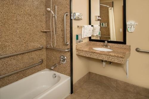 Columbia Sun Rv Park — Bathroom