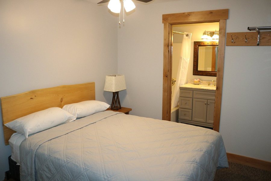 Columbine Inn — Guest room