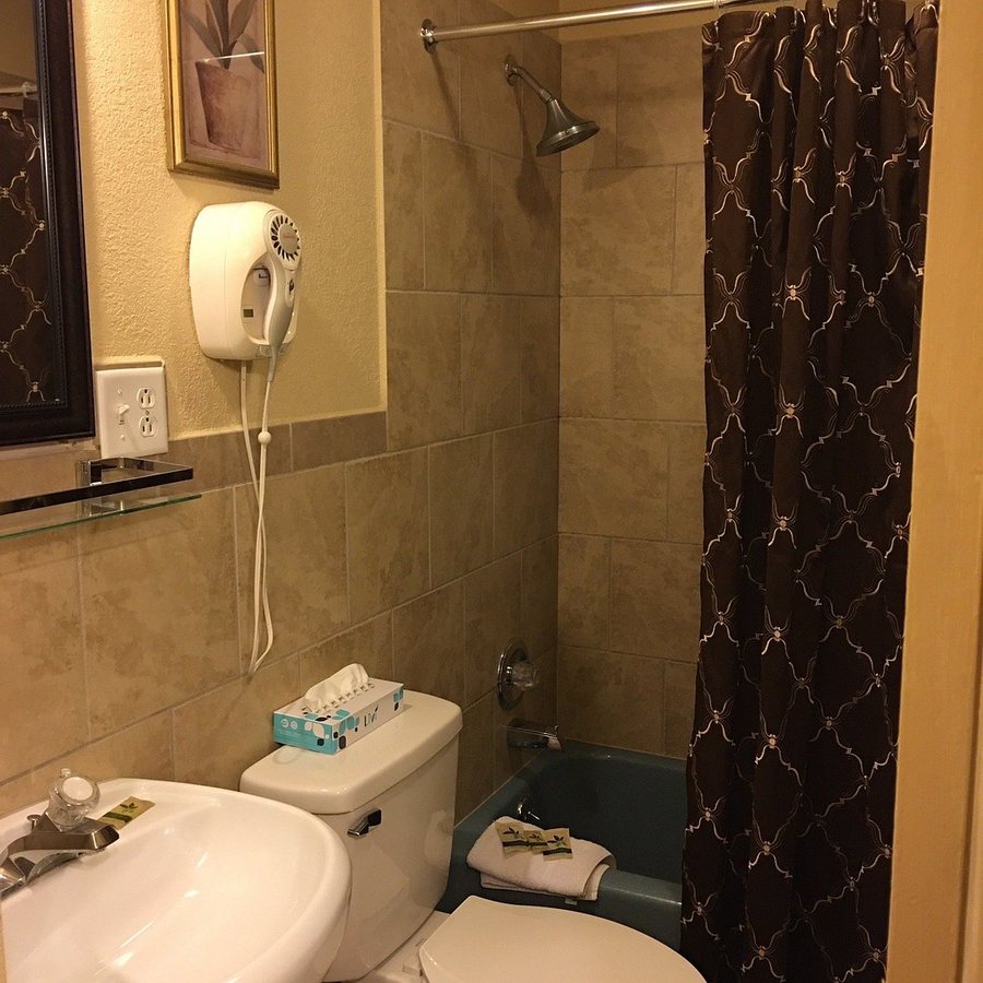 Columbine Motel — Bathroom