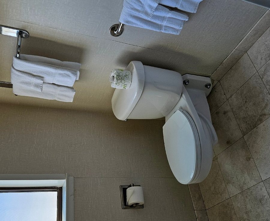 Columbus Motor Inn — Bathroom