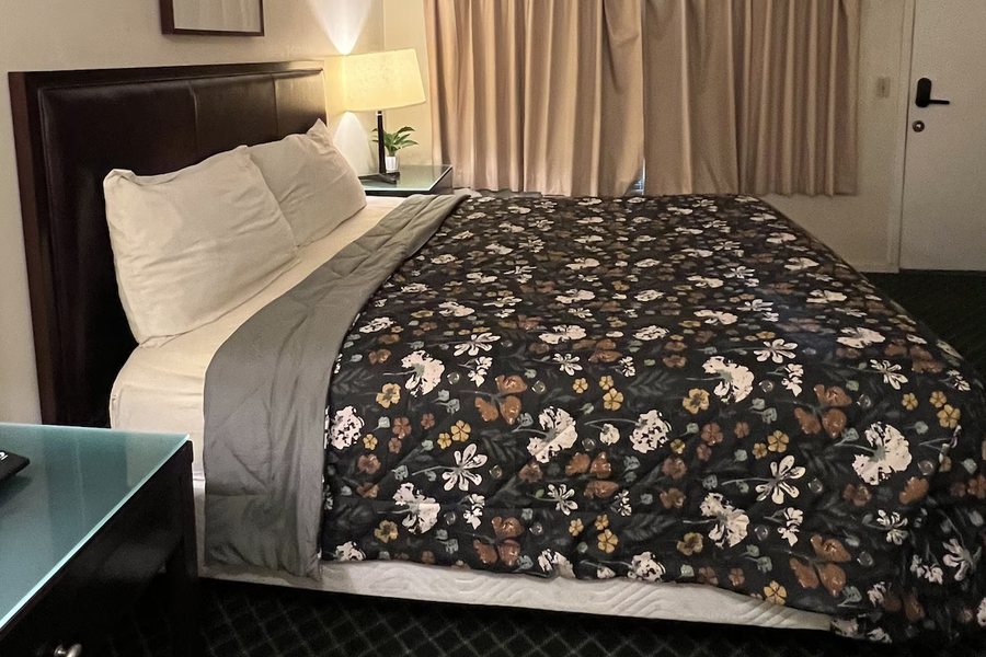 Columbus Motor Inn — Guest room
