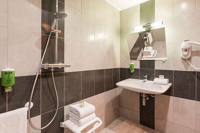 Comfort Hotel Orleans Saran — Bathroom