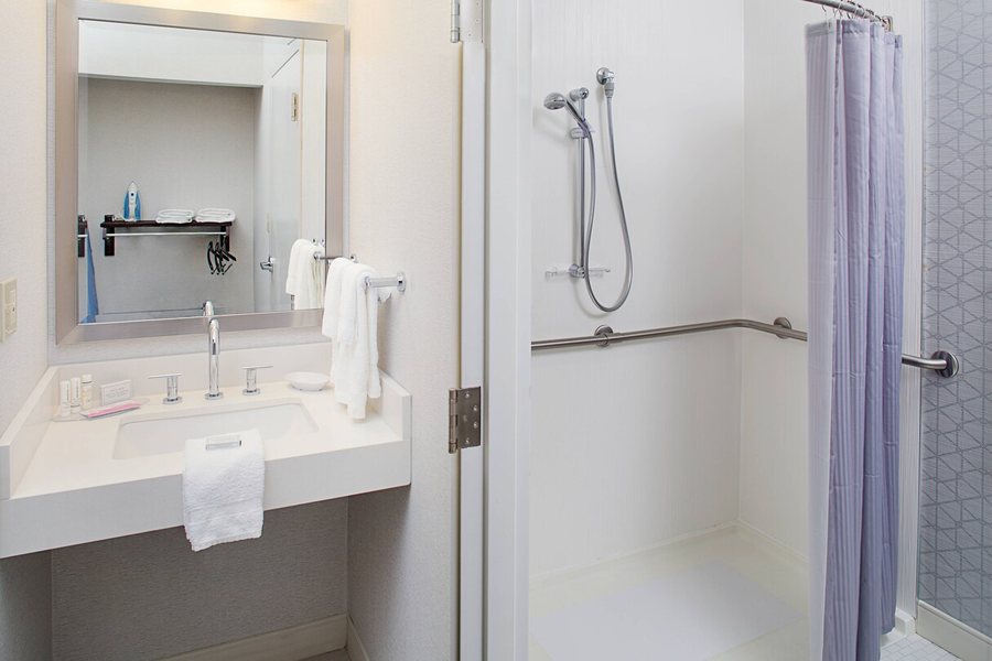 Comfort Inn Airport — Bathroom