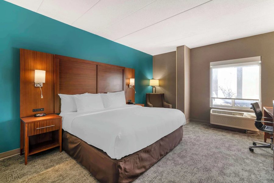 Comfort Inn Airport — Guest room