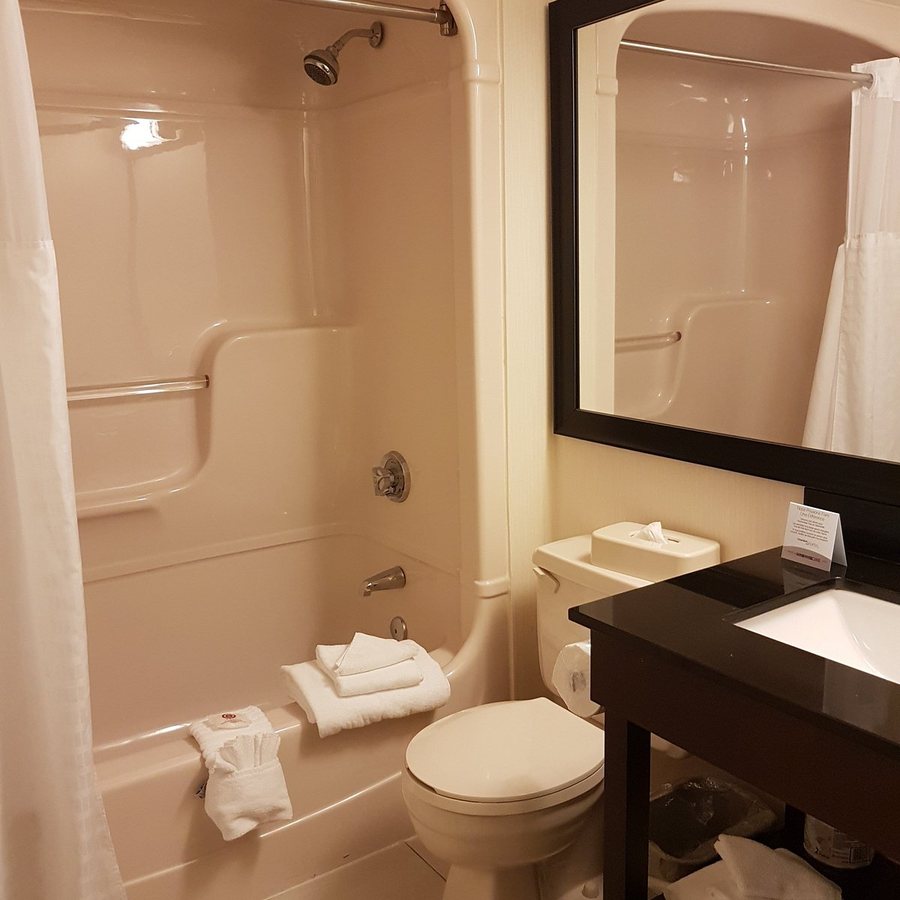 Comfort Inn Airport — Bathroom
